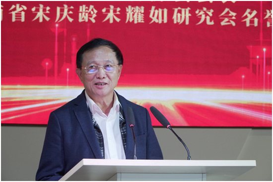 海南龍泉集團(tuán)有限公司董事長(zhǎng)符史欽。符敦孝攝
